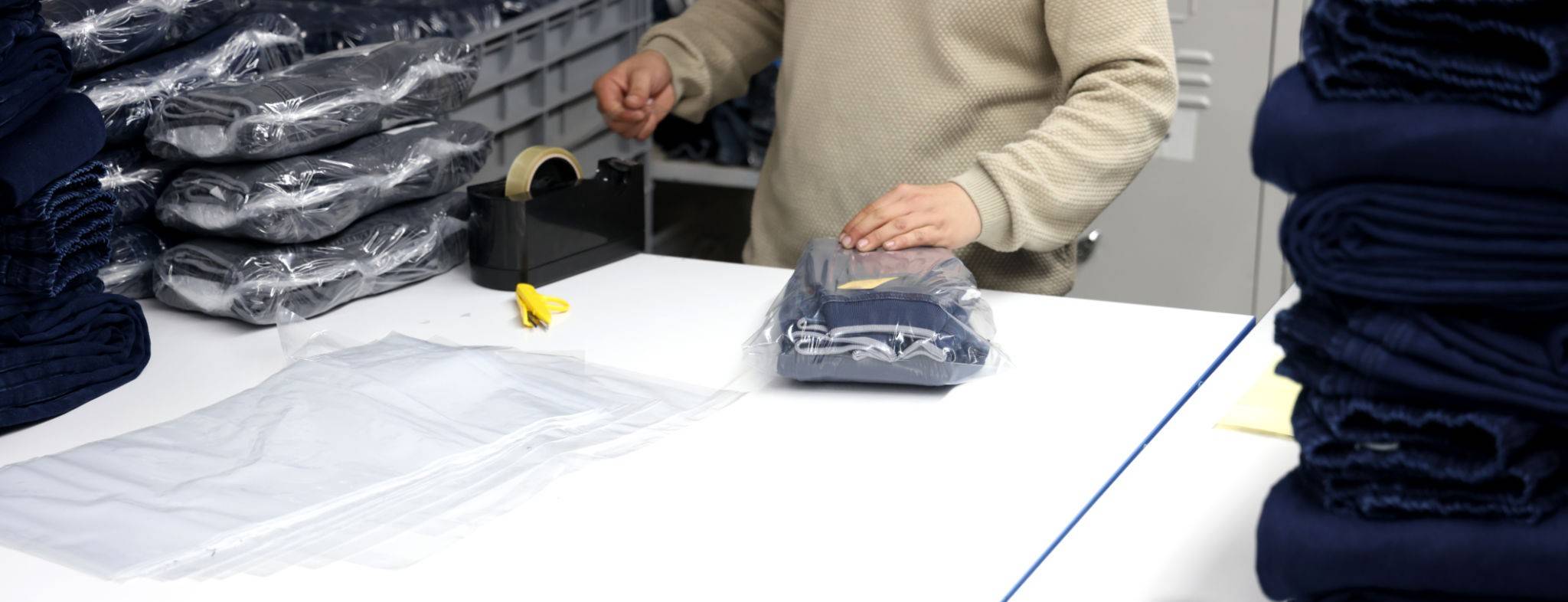 Colaboradora preparando as peças para o transporte